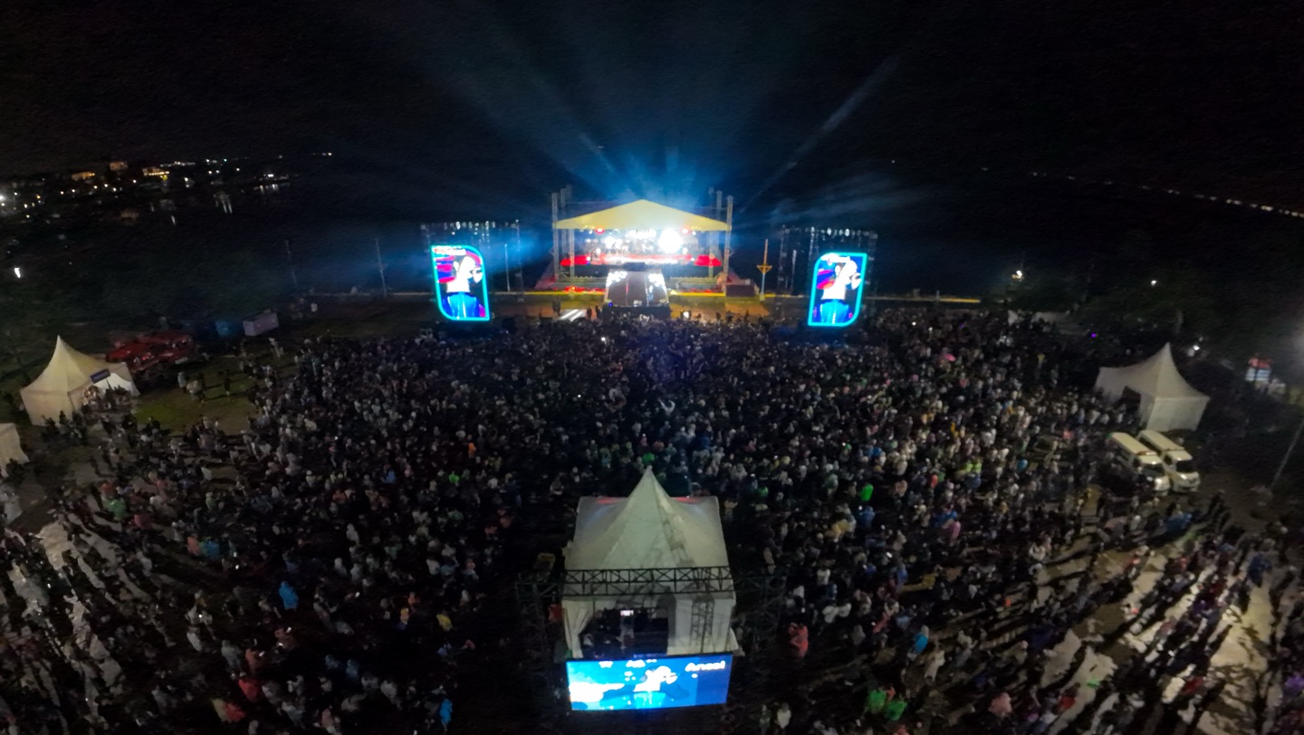 Penonton memadati area konser terbuka di kawasan Ancol pada malam hari