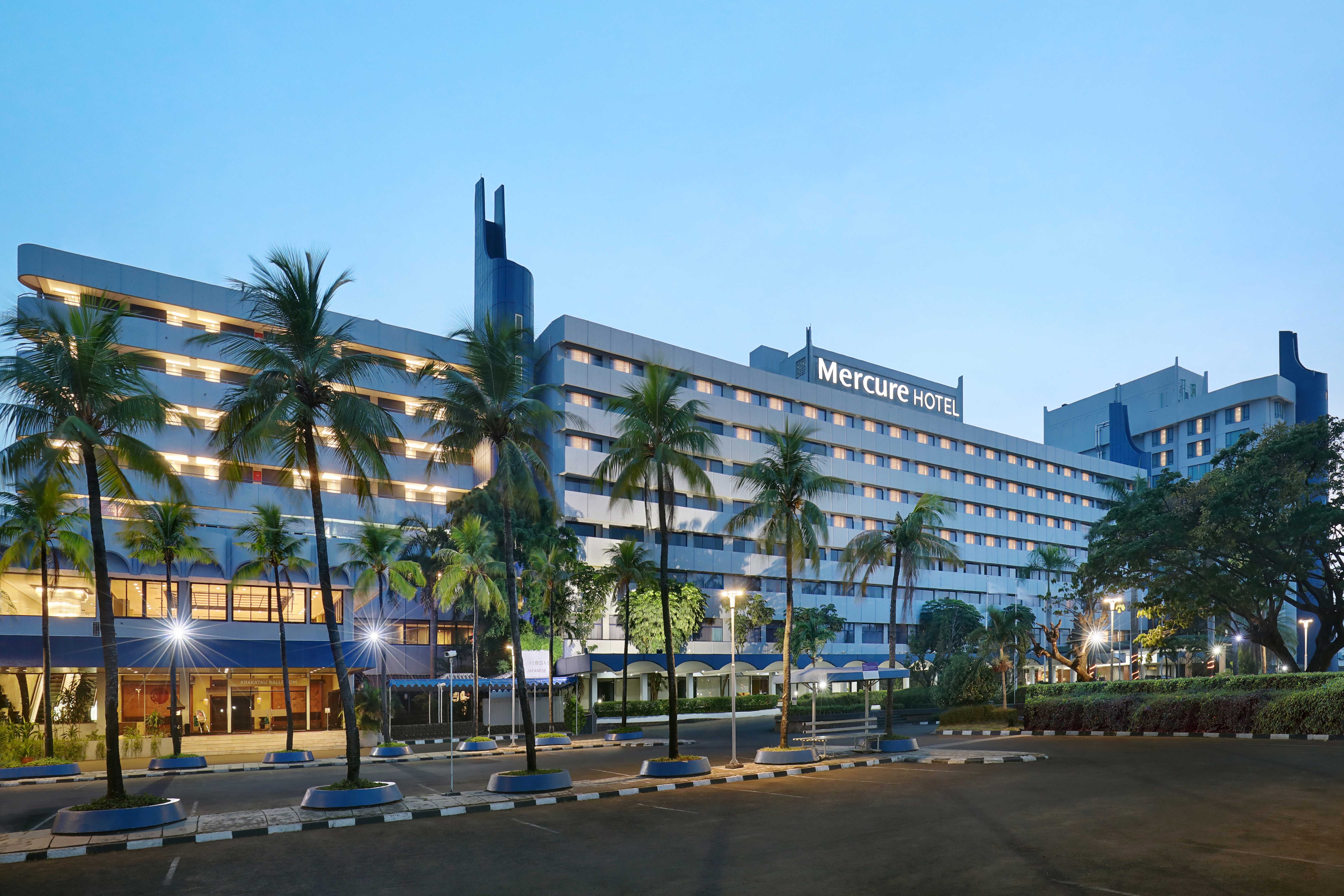 Rekomendasi 15 Hotel untuk Staycation di Jakarta 10 Hotel%20Facade 1 min